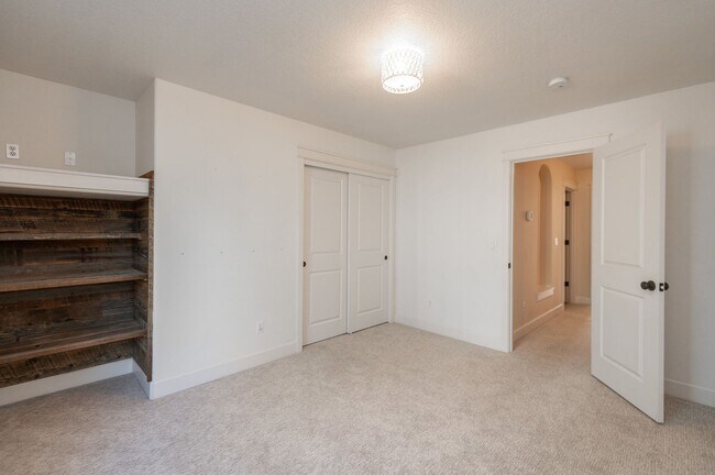 Building Photo - Sun Meadow Home 4 Bed + Bonus + Office + H...