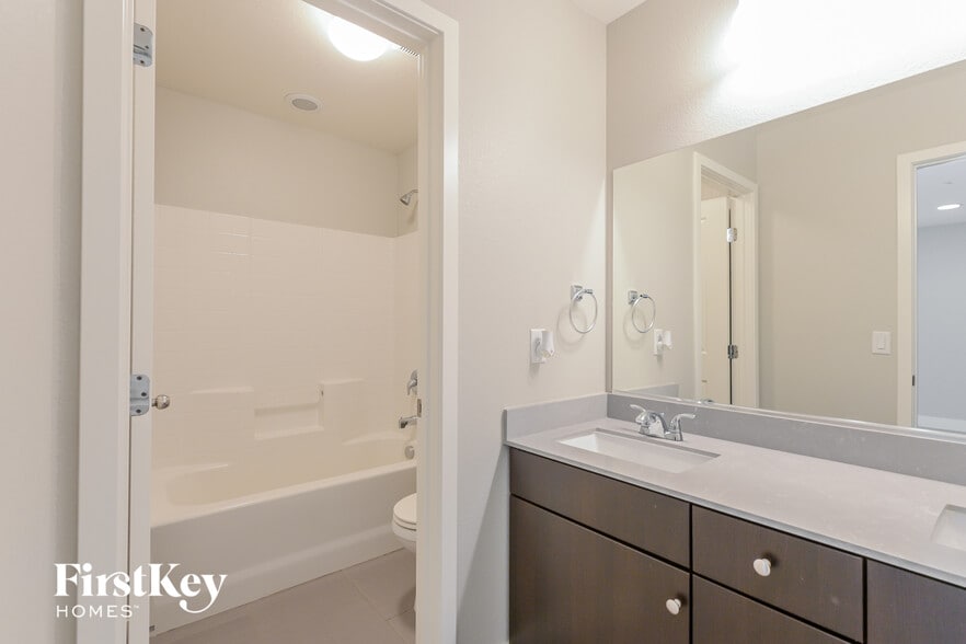 Building Photo - 868 N Water St