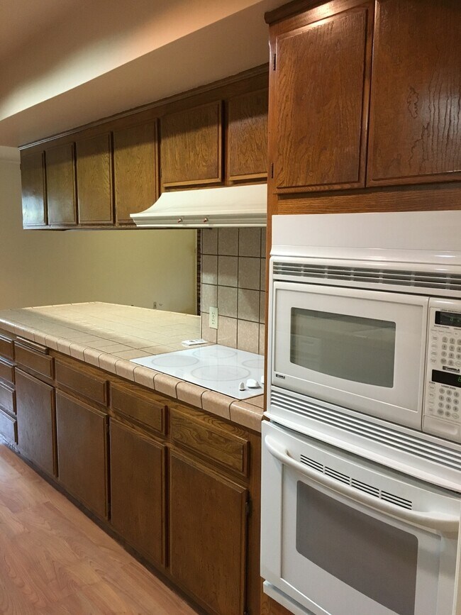 Building Photo - POOL!  Nice 3+2.5 Southwest Bakersfield - Laurelglen Area