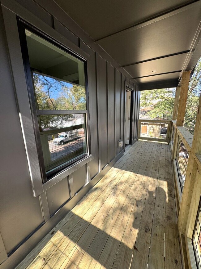 Building Photo - Downtown 4br Home FOR RENT