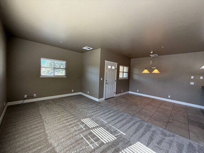 Building Photo - B11110E