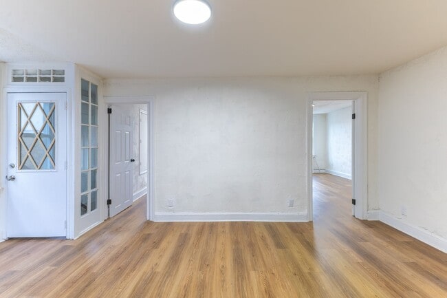 Building Photo - Fully Renovated 3-Bedroom Apartment – Seco...