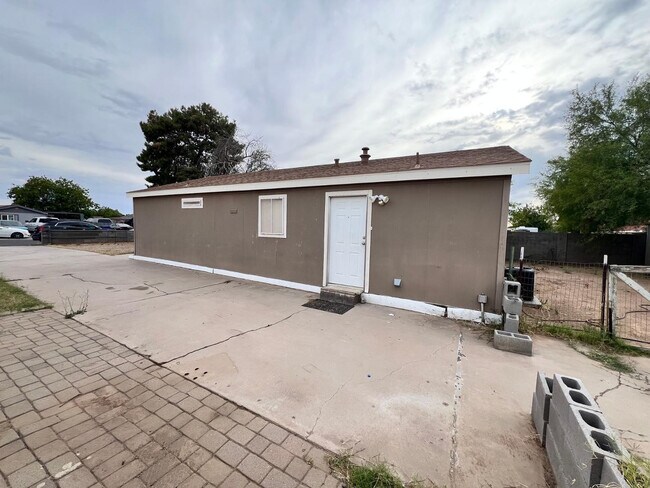 Building Photo - 7826 E Juanita Ave
