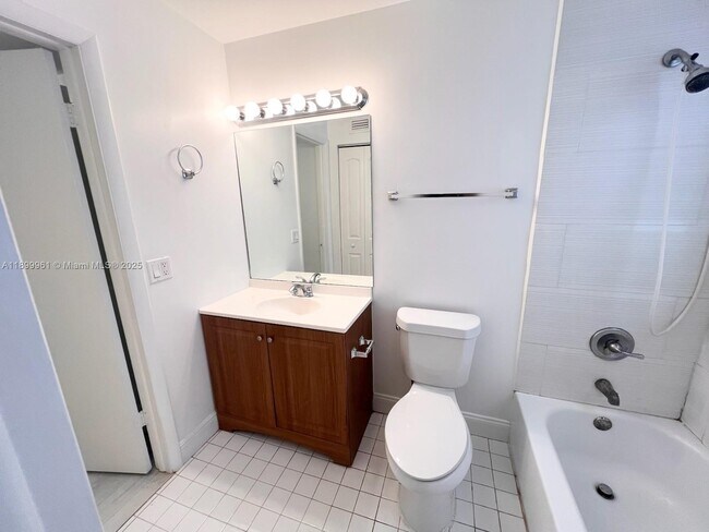 Building Photo - 5510 N Lakewood Cir