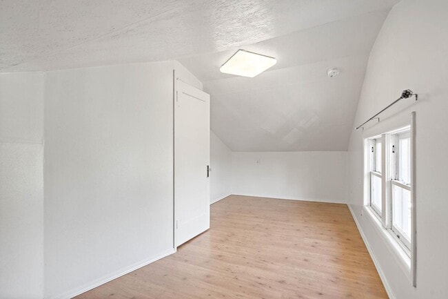 Building Photo - Cute 2-bdrm/2-bath vintage home—Bonus room...