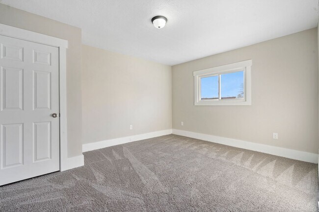 Building Photo - Completely Renovated 3 Bed/1 Bath Home - C...