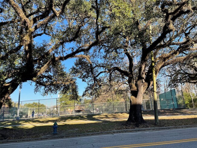 Building Photo - 2727 Houston Ave