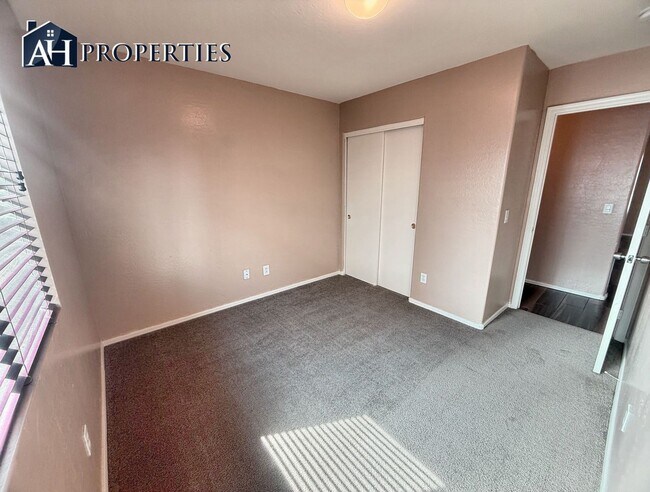 Building Photo - 9543 W Sunnyslope Ln