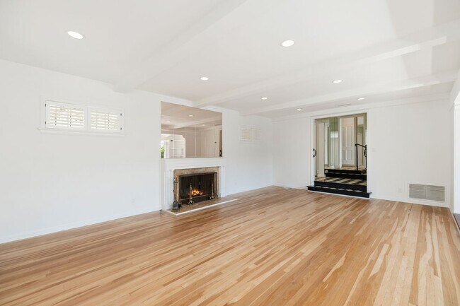 Building Photo - 1685 Sunset Plaza Dr