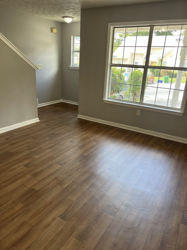 Building Photo - 5914 Dogwood Manor