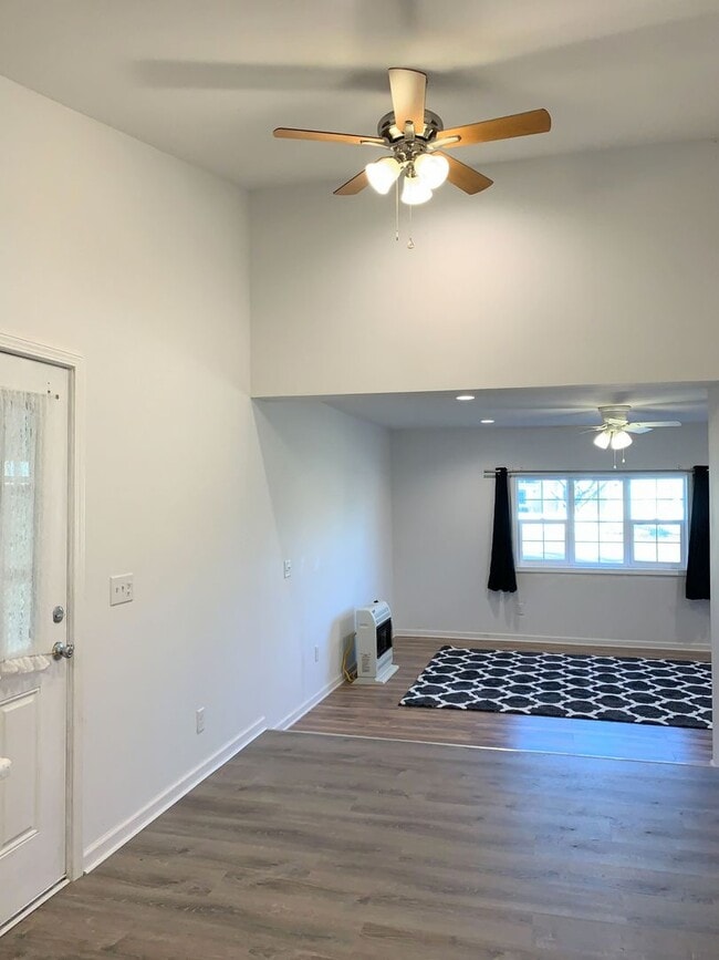 Building Photo - 2 Bed 1 Bath with Attached Garage