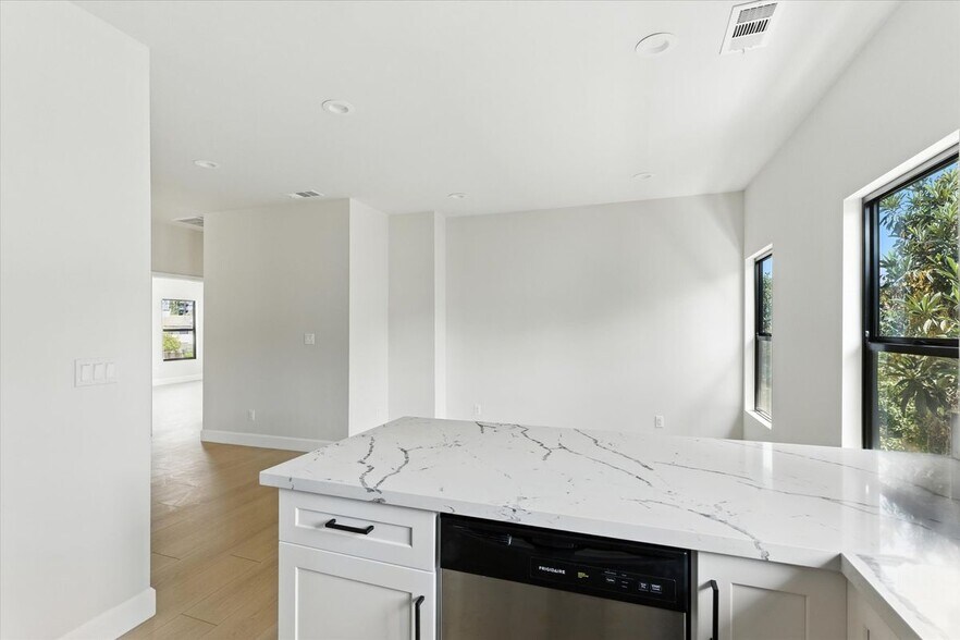 Building Photo - 1172 N Wilton Pl