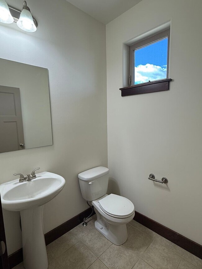 Building Photo - 5 bedroom 2.5 Bath home in Bozeman with at...