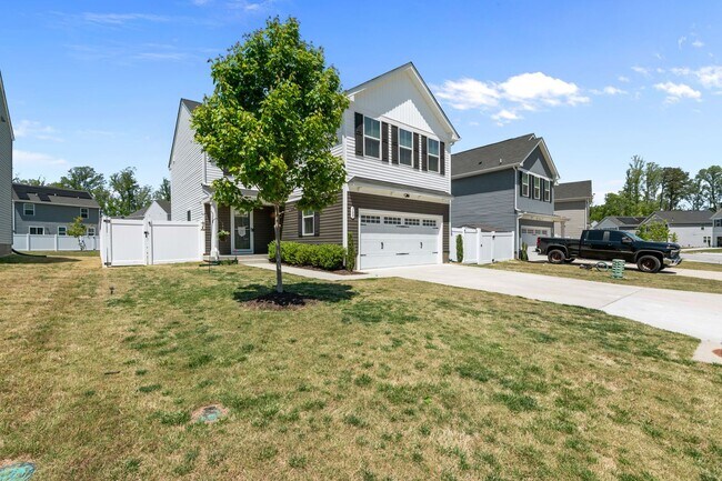 Building Photo - Beautiful 4-Bedroom Home with Fenced Backyard & Open Floor Plan!