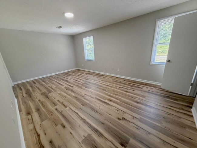 Building Photo - City Townhome – 2 Bed, 1.5 Bath + 2 Parking Spots!