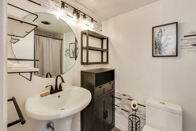 Building Photo - Large Foggy Bottom Beauty - 1+Den + 1 FB