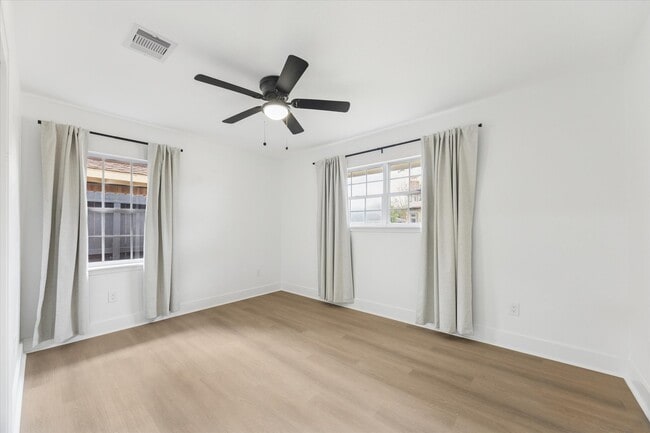 Building Photo - 2302 Hewitt Dr