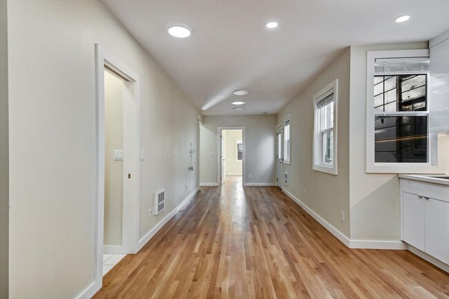 Building Photo - Spacious and Tastefully Remodeled Upper Flat