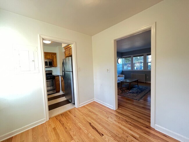 Building Photo - Beautiful 1Bd/ 1Ba Vintage Condo Located in Mt. Tabor! In Unit Laundry, Parking Space, storage un...