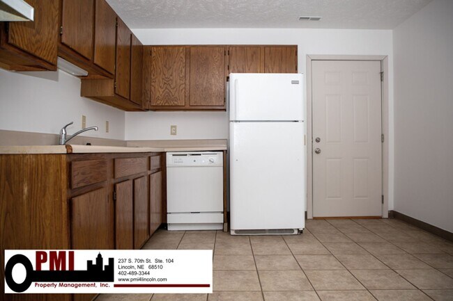 Building Photo - 2 Bedroom and 1 Bathroom Duplex Available ...