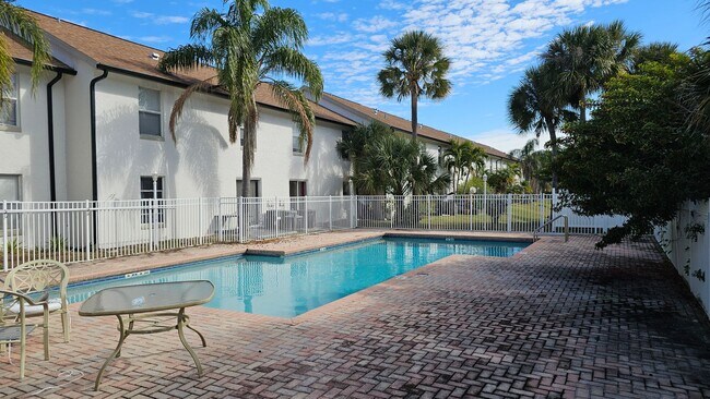 Building Photo - WINTER PARK: Goldenrod Condo - Ground Floo...