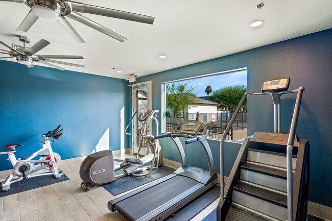 Building Photo - 6612 W Paradise Ln