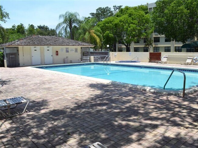 Building Photo - 2501 Riverside Dr