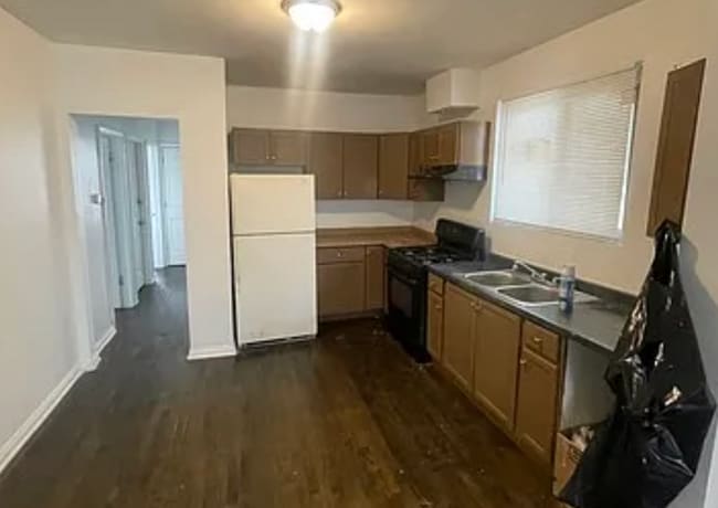 Building Photo - 4BR / 1BA Home with Basement – Near Rainbo...