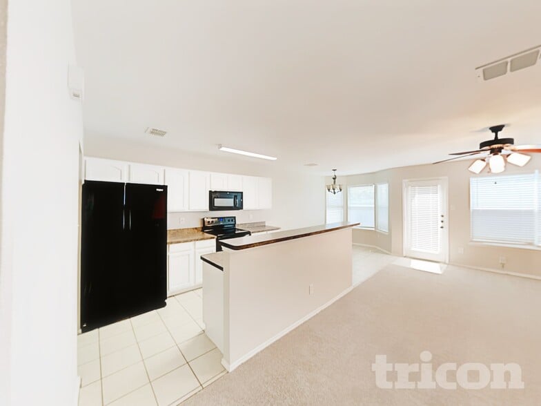 Building Photo - 1300 Pine Ln