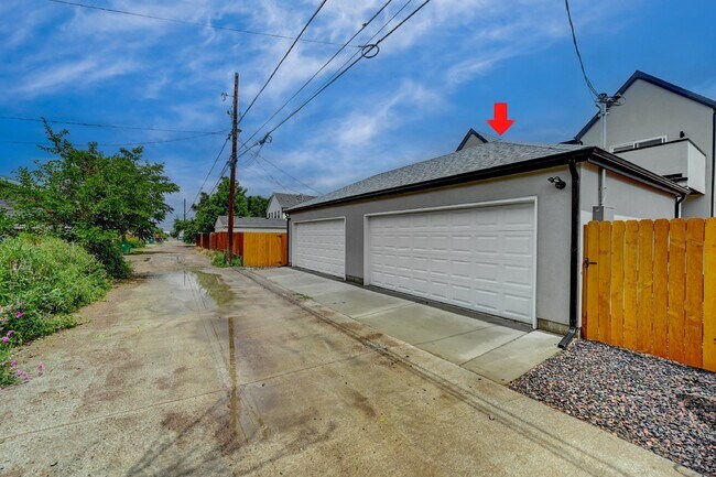 Building Photo - $3,900 - 4 Bed, 3.5 Bath Updated Townhome ...