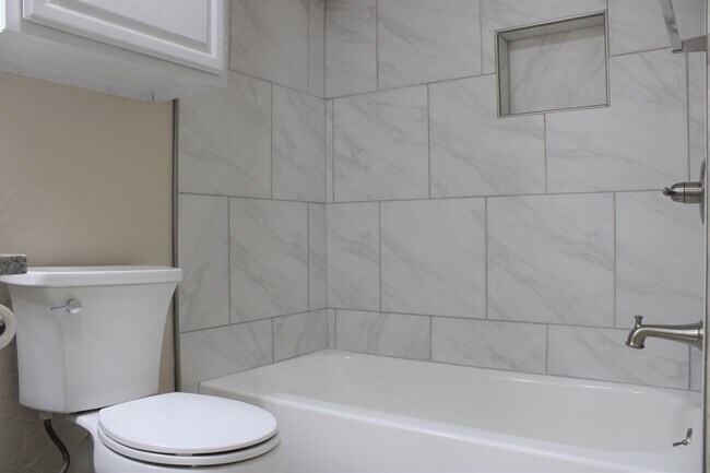 Building Photo - *** SPECIAL $300 OFF 1ST MONTH’S RENT***Available Now! Best Value in North OKC – Comfortable Cond...