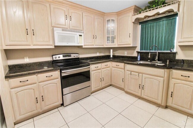 Building Photo - 715 Lake View Dr