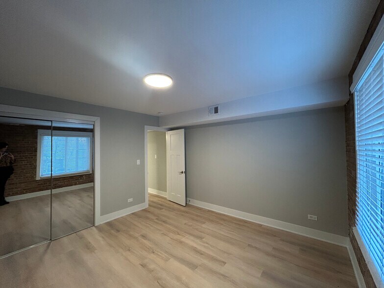 Building Photo - 1254 N La Salle Dr