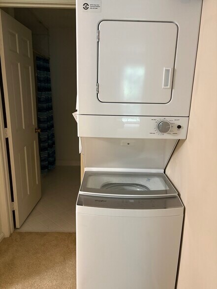 FRONT IN UNIT W/D - 509 Highwood Dr