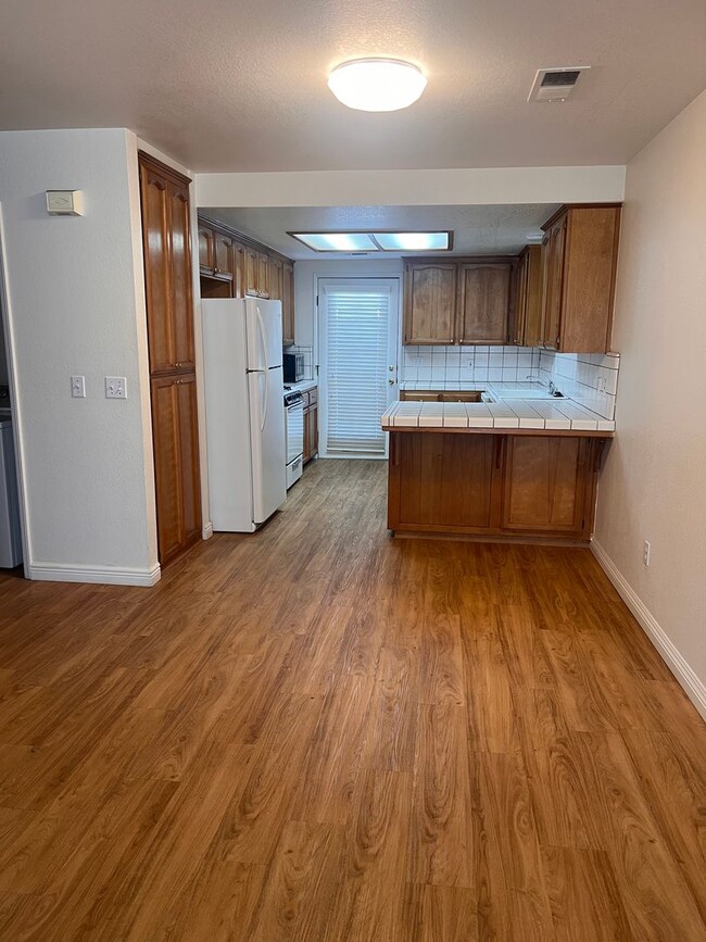 Building Photo - 3829