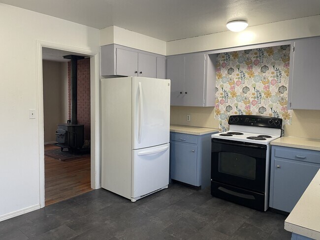 Building Photo - 1055 E 15th N St