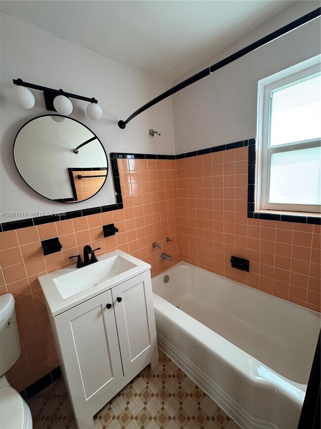 Building Photo - 725 NE 91st St