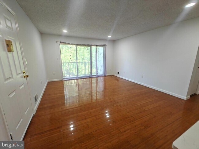 Building Photo - 14 Voscek Ct