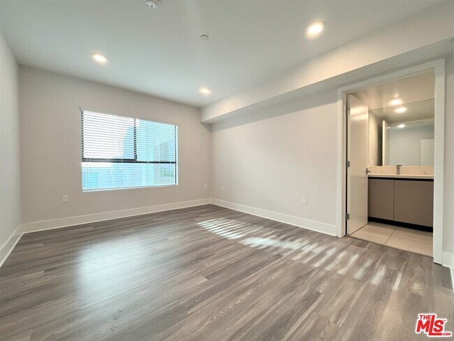 Building Photo - 5030 Rosewood Ave