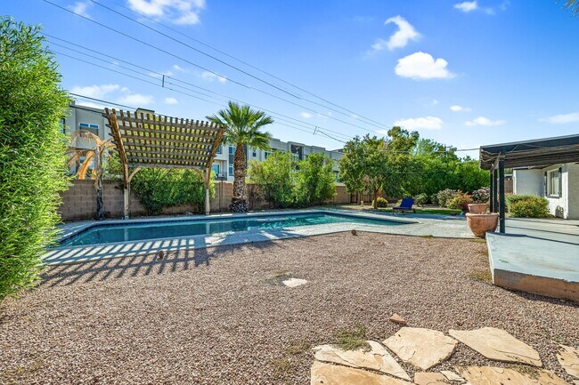 Building Photo - Now Leasing – Fully Updated Scottsdale Home!