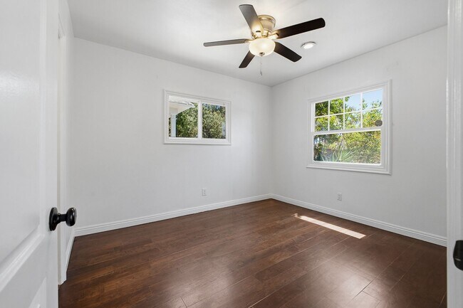 Building Photo - 585 W Calaveras St