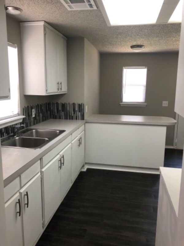 Building Photo - 1116 E Broadway St