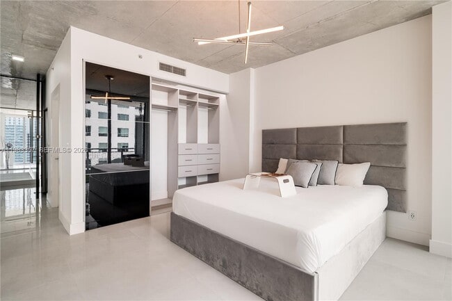 Building Photo - 690 SW 1st Ct