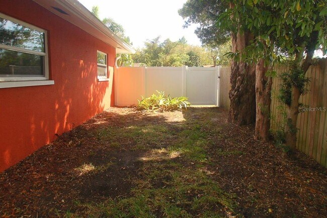 Building Photo - 468 Limewood Ave