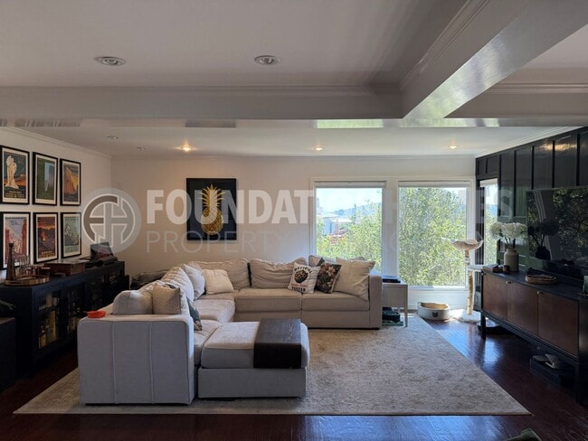 Building Photo - Stunning Home located at the end of a cul-...