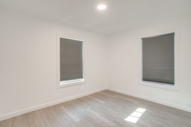 Building Photo - Remodeled 2 Bed 1 Bath Home Ready for New Tenants Near the River District-76114