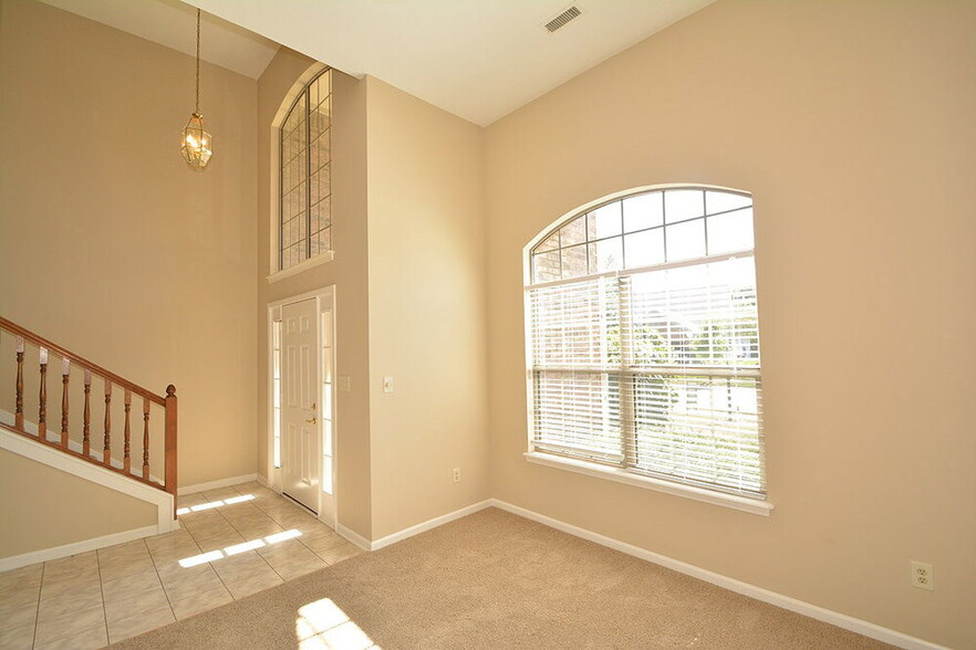 Building Photo - 10299 Lakeland Dr