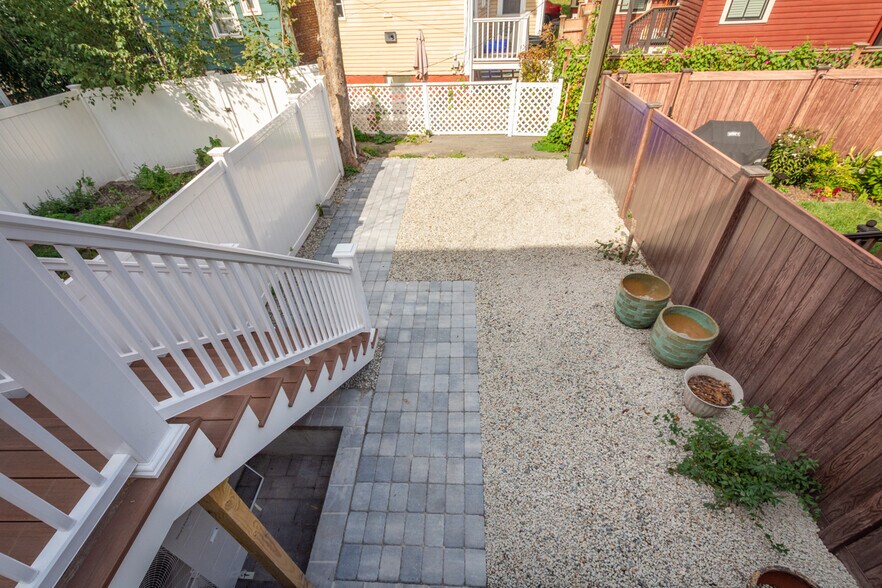 Building Photo - 31 School St