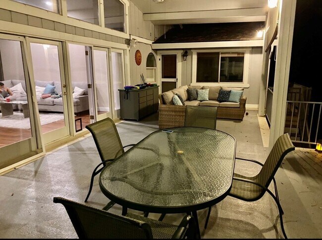 Building Photo - Lake Front Furnished Home, 3 bed, 4 bath i...