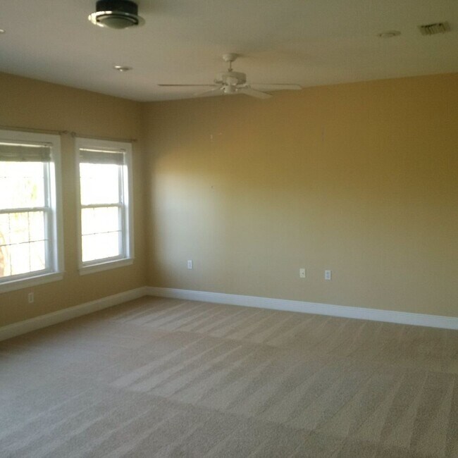 Building Photo - Beautiful 4 Bedroom 2 and 1/2 bath home in...